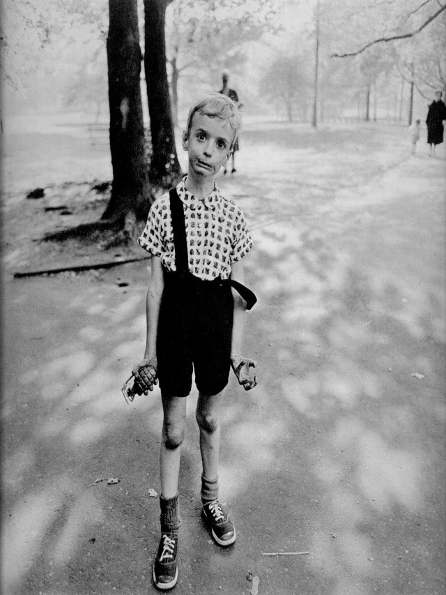 Álbumes 91+ Foto child with toy hand grenade in central park (1962) Actualizar