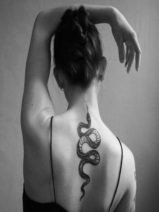 Arriba 92+ Foto columna vertebral tatuaje de serpiente en la espalda Cena hermosa