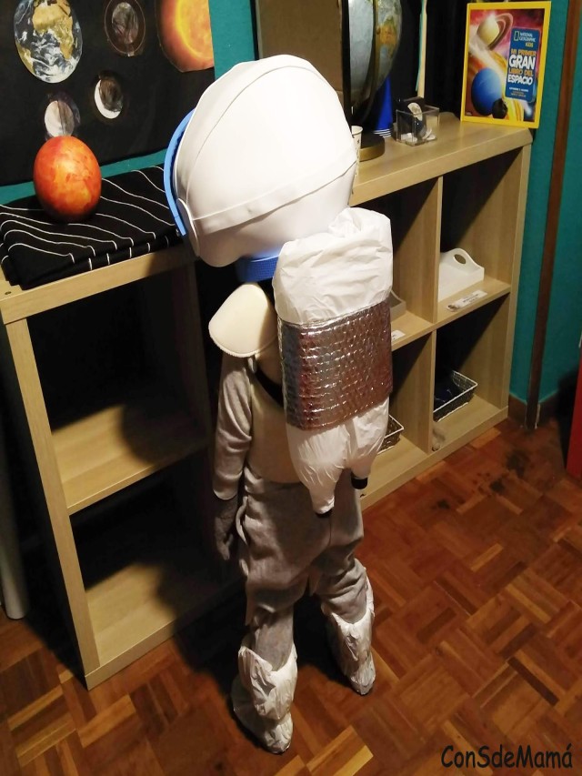 Casco astronauta casero  Disfraz de astronauta casero, Casco de astronauta,  Manualidades