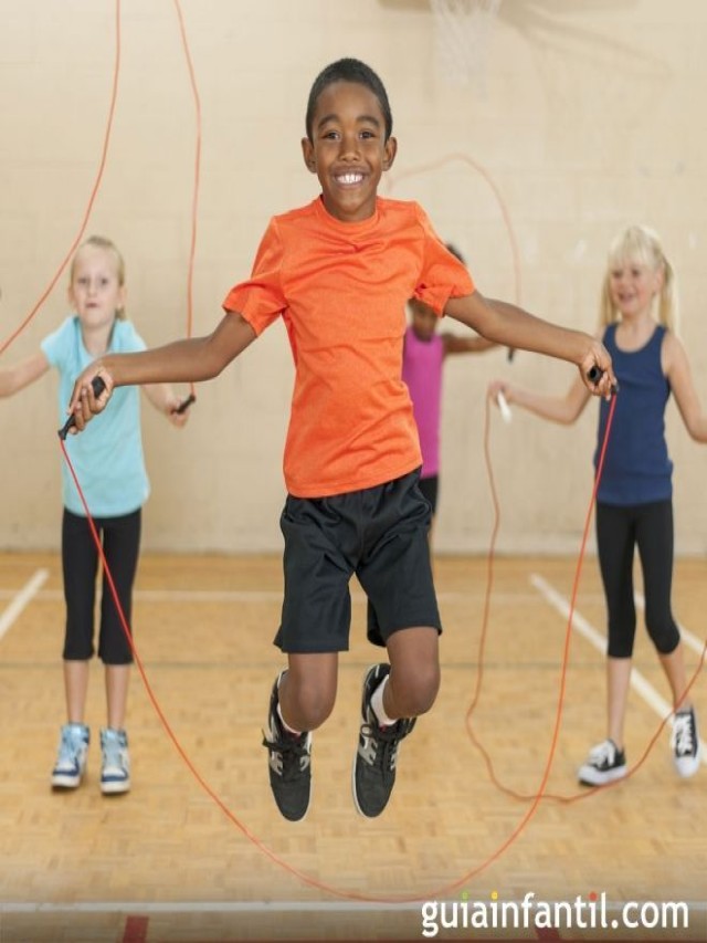 Arriba 99+ Foto como saltar la cuerda para niños Mirada tensa