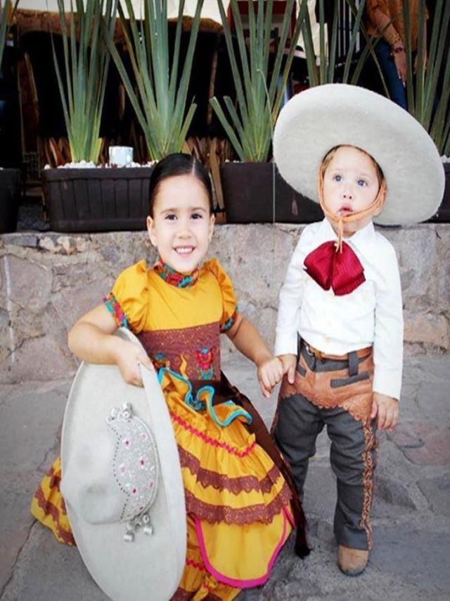 Sintético 102+ Foto como vestir a un niño para fiesta mexicana Mirada tensa