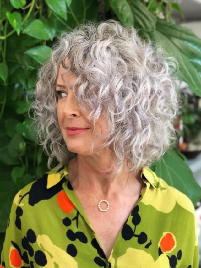 Sintético 96+ Foto cortes de cabello rizado para mujeres de 40 años El último