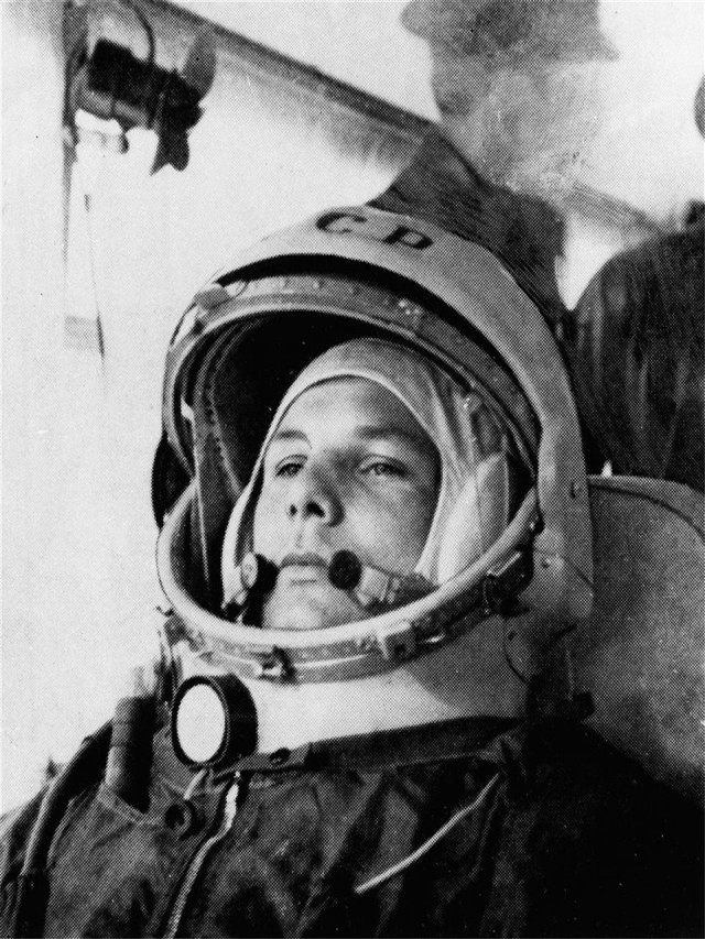 Arriba 102+ Foto cosmonauta abandonada en el espacio 1961 Lleno