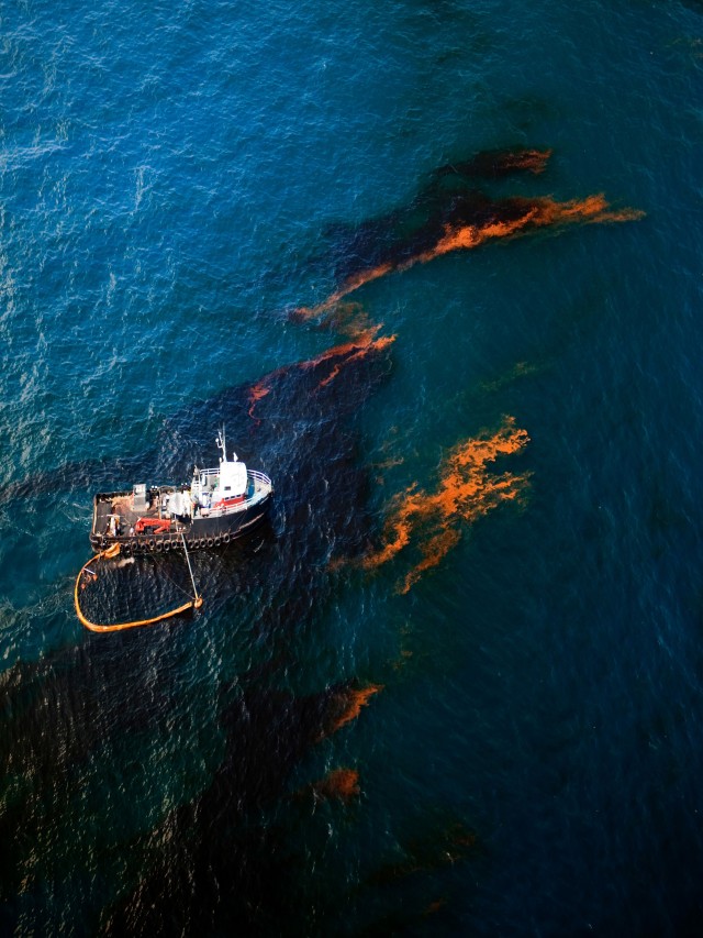 Sintético 104+ Foto derrame de petroleo en el mar Cena hermosa