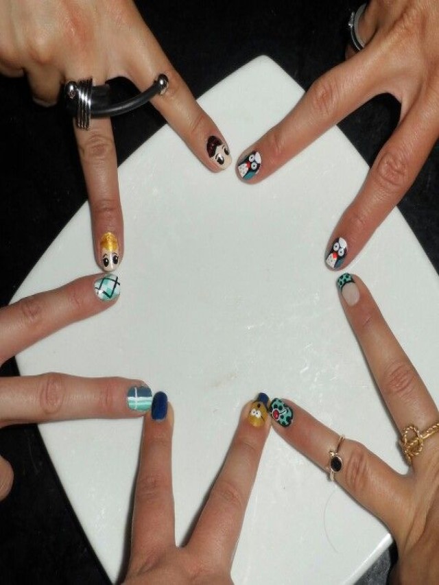 Lista 105+ Foto diseños de uñas para mejores amigas Mirada tensa