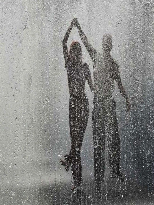 Sintético 100+ Foto dos extraños bailando bajo la lluvia Actualizar
