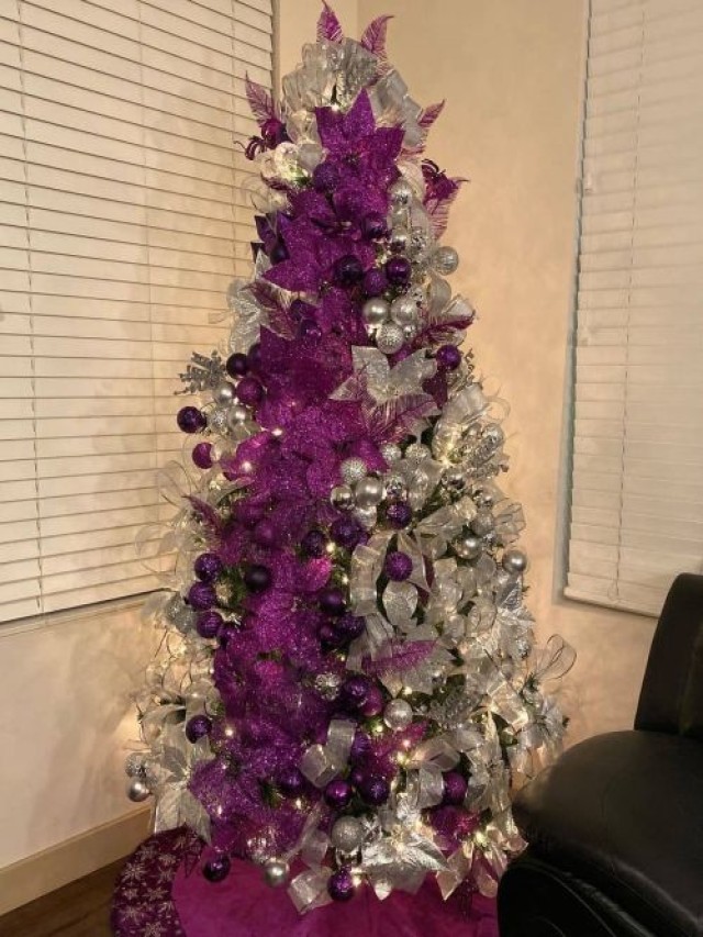 Lista 92+ Foto esfera moradas arbol de navidad blanco con morado Actualizar