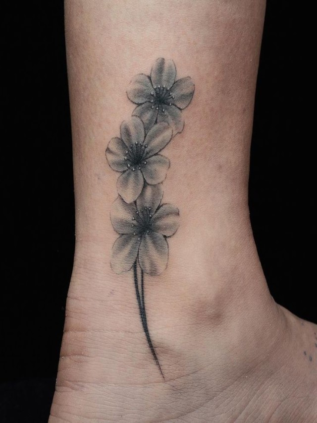 Em geral 90+ Imagen flor de cerezo tatuaje blanco y negro El último