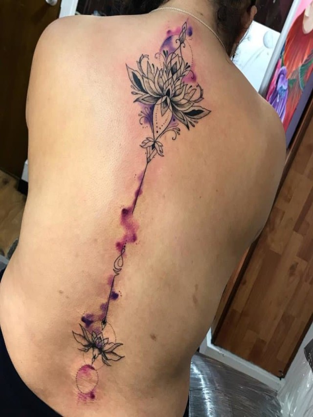 Arriba 101+ Foto flor de loto tatuajes en la espalda baja El último