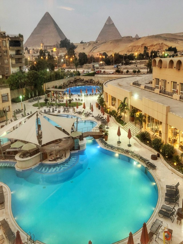 Sintético 97+ Foto hoteles en el cairo con vista a las piramides Mirada tensa