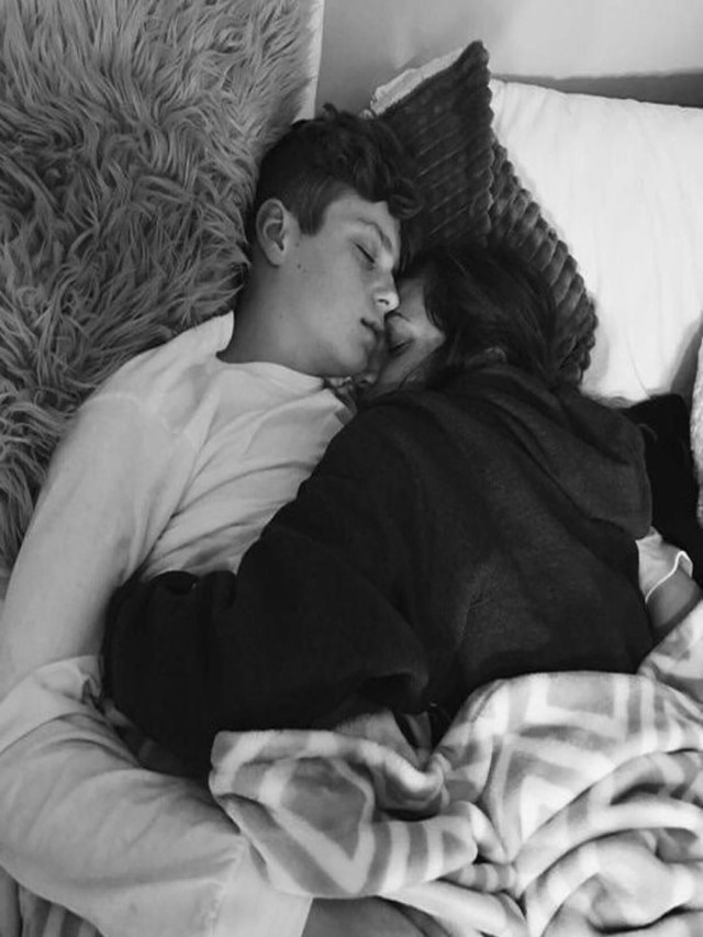 Sintético 99+ Foto imagen de parejas abrazadas en la cama Mirada tensa