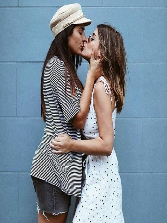 Arriba 90+ Foto imagenes de mujeres besando a otra mujer Actualizar
