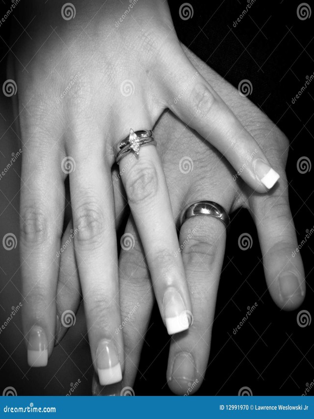 Lista 96+ Foto mano pareja novio anillos de compromiso Lleno
