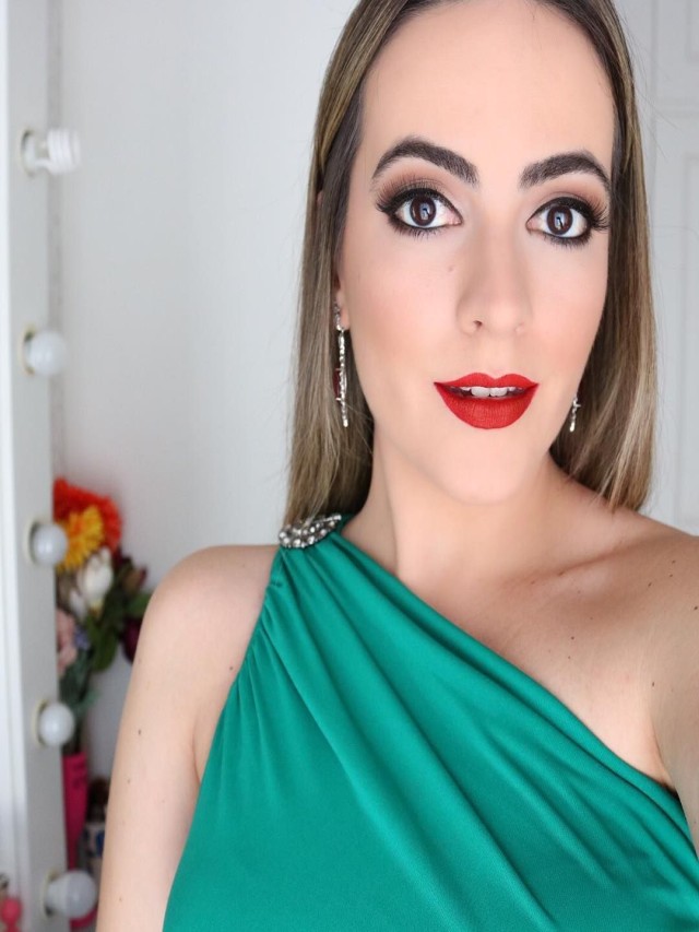 Lista 91+ Foto maquillaje para un vestido verde bandera Mirada tensa