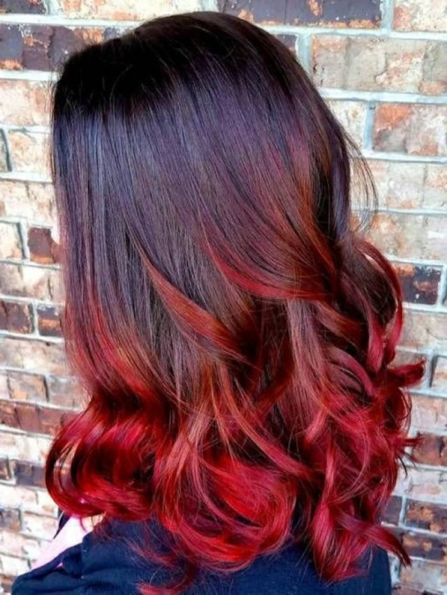 Sintético 99+ Foto mechas californianas rojas en cabello oscuro Mirada tensa