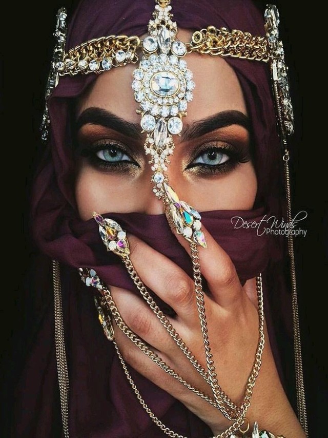 Sintético 99+ Foto mujer arabe con cabeza en la mano El último