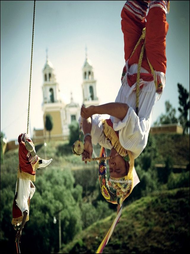Arriba 91+ Foto mujer cae en danza de voladores Lleno