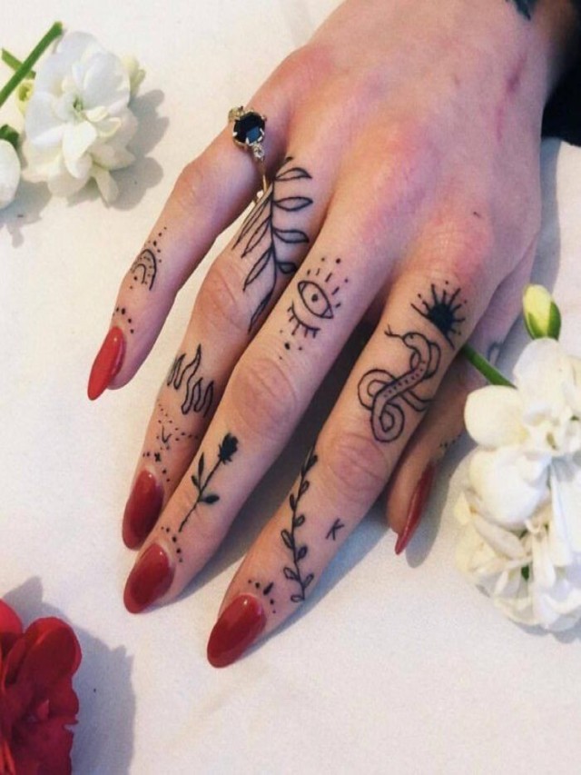 Arriba 98+ Foto mujer dedo tatuajes en la mano Mirada tensa