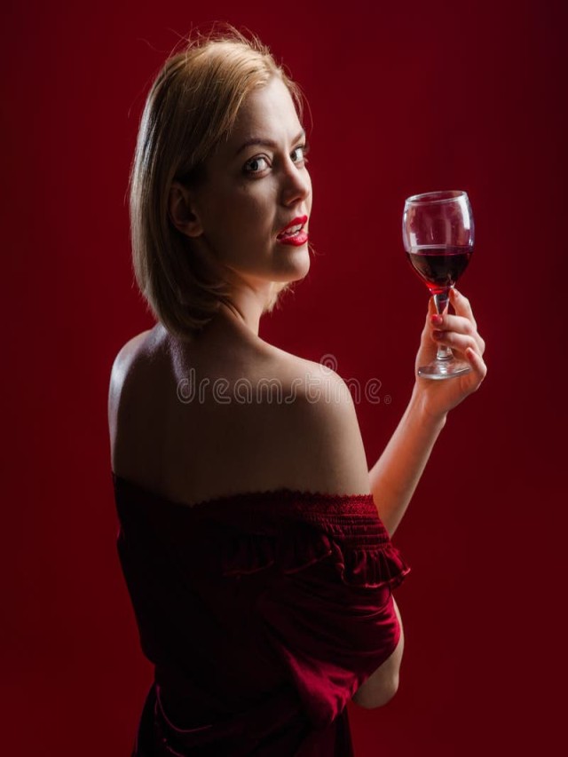 Álbumes 95+ Foto mujer sensual con copa de vino Cena hermosa