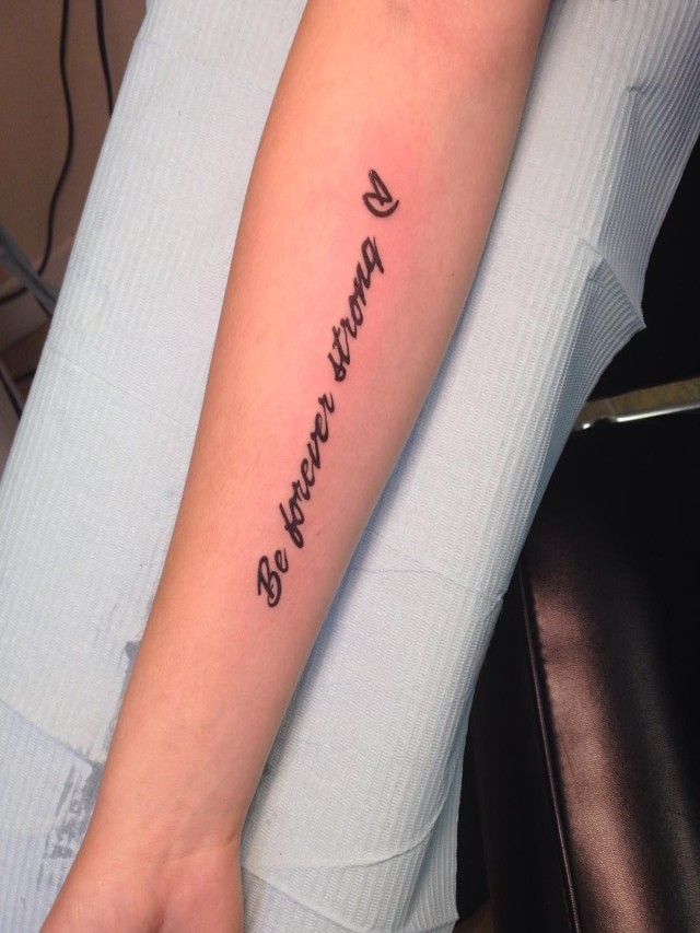 Álbumes 91+ Foto mujer tatuajes de frases en el brazo Cena hermosa