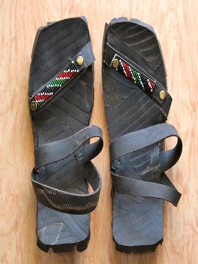 Lista 102+ Imagen old car tires are recycled to make shoes and sandals Mirada tensa