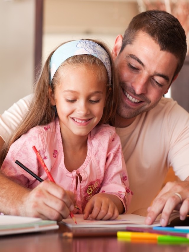 Álbumes 103+ Foto padrastro ayuda a su hija colegiala con la tarea Alta definición completa, 2k, 4k