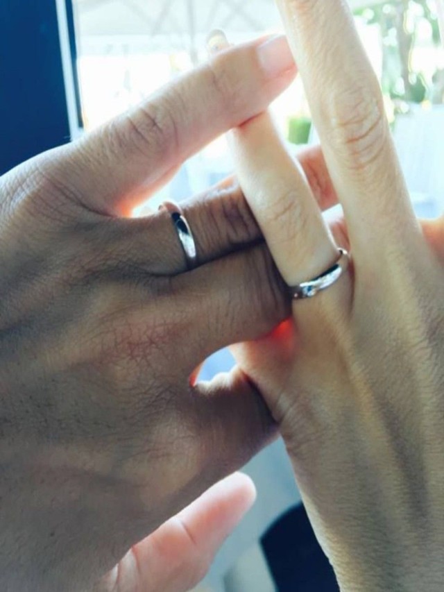 Lista 105+ Foto pareja manos con anillos de compromiso Actualizar