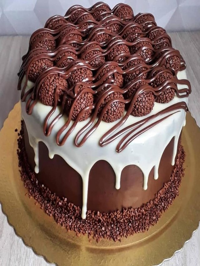 Lista 98+ Foto pastel de chocolate con chocolates arriba Cena hermosa