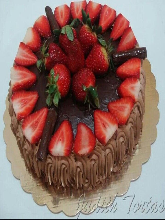 Arriba 104+ Foto pastel de chocolate con fresas arriba Mirada tensa