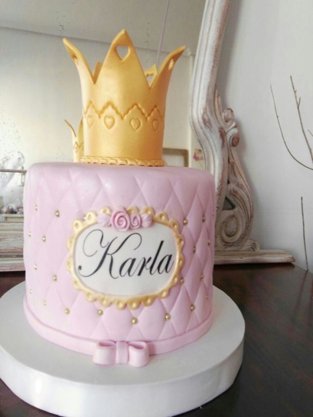 Sintético 92+ Foto pastel de corona de princesa cuadrado Cena hermosa