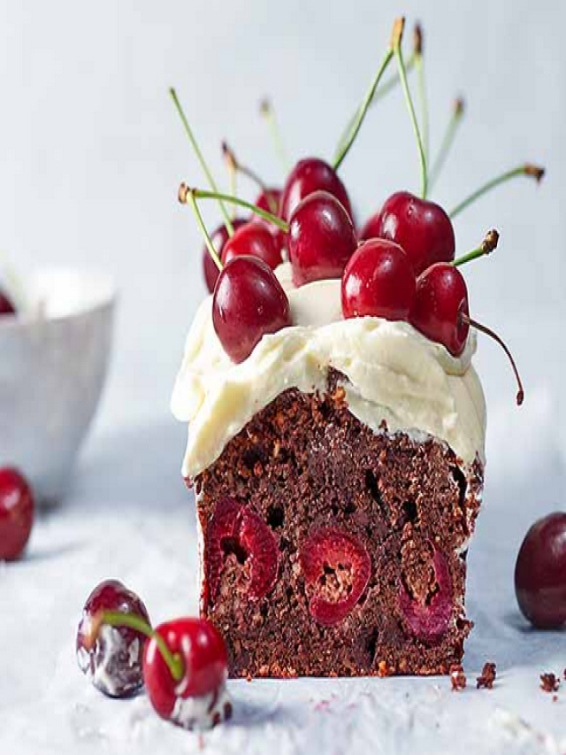 Sintético 103+ Foto pasteles de chocolate con cerezas y decoraciónes para cumpleaños Cena hermosa