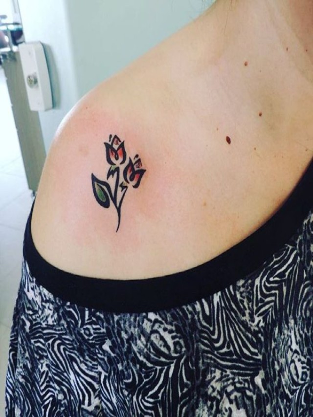 Lista 102+ Foto pequeño tatuajes de flores en el hombro Lleno