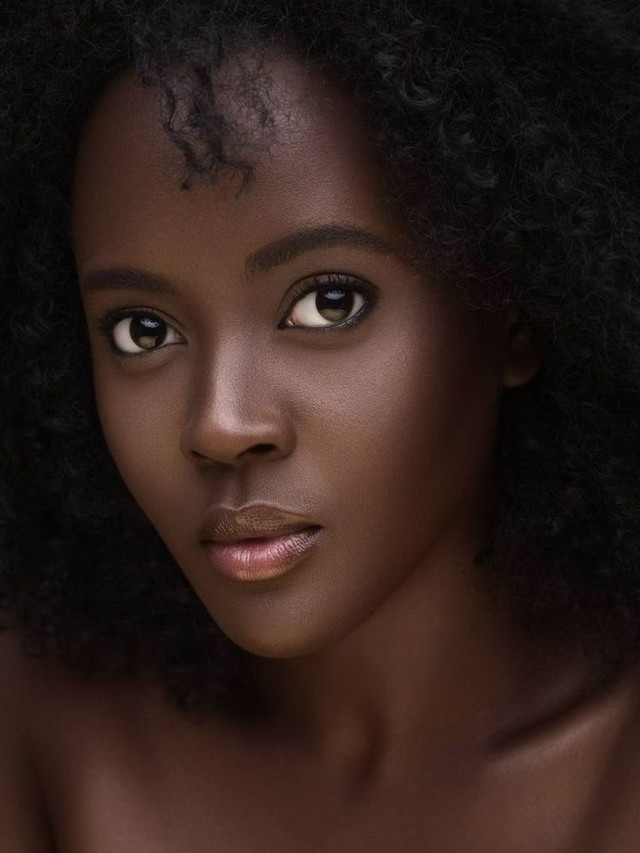 Lista 95+ Foto personas negras con ojos de color Mirada tensa