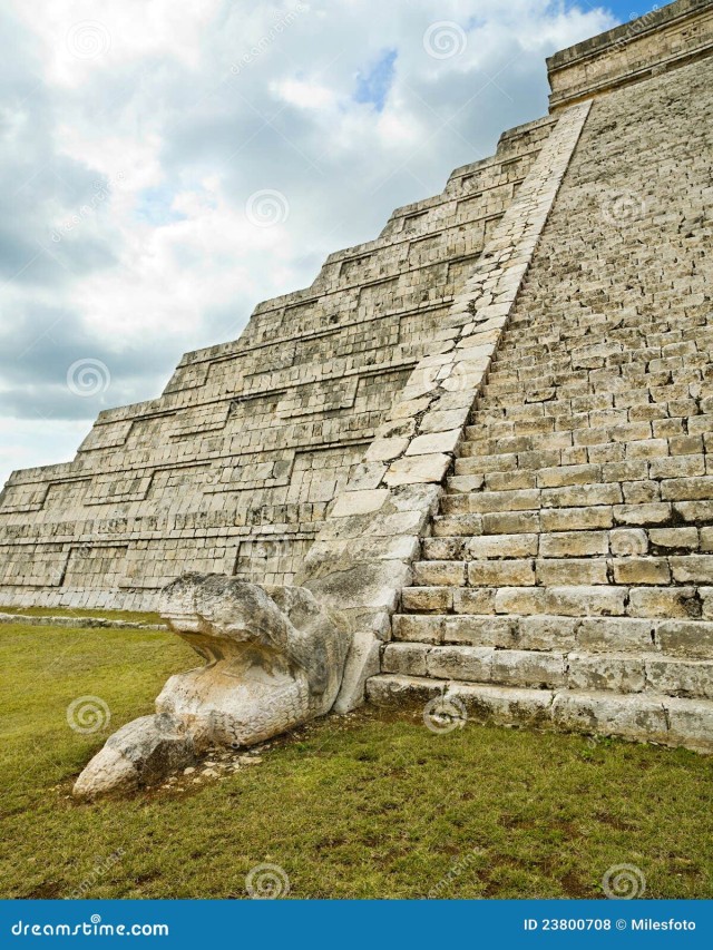 Arriba 92+ Foto piramide de la serpiente emplumada chichen itza Mirada tensa