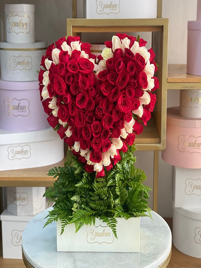 Arriba 100+ Foto ramo de rosas en forma de corazon con rosas blancas Alta definición completa, 2k, 4k