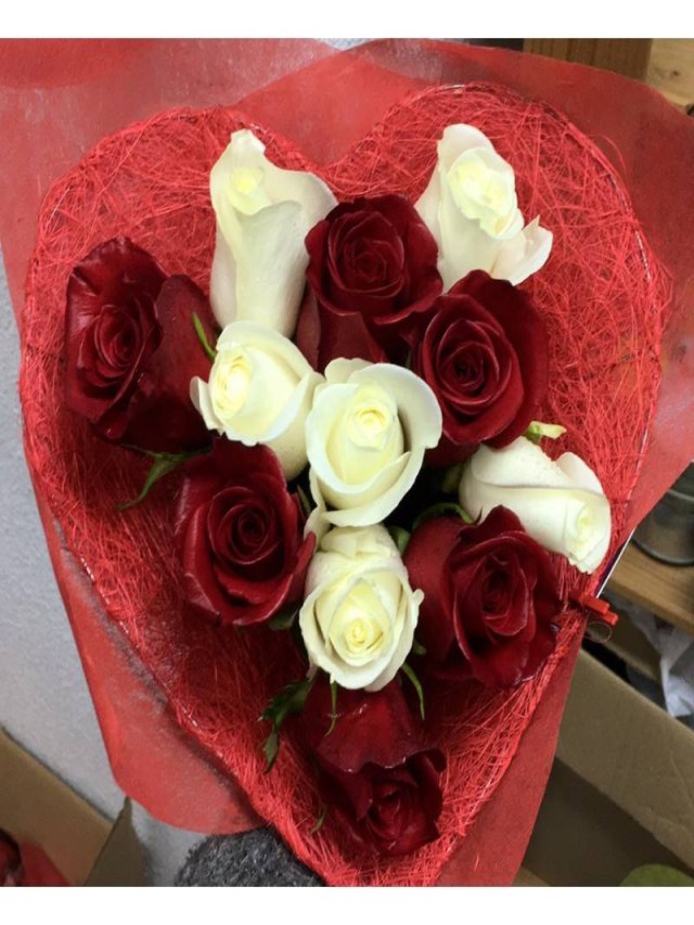 Sintético 105+ Foto ramo de rosas rojas y blancas en forma de corazon Cena hermosa