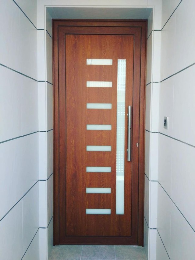 Sintético 96+ Foto residencial puertas de aluminio color madera Alta definición completa, 2k, 4k
