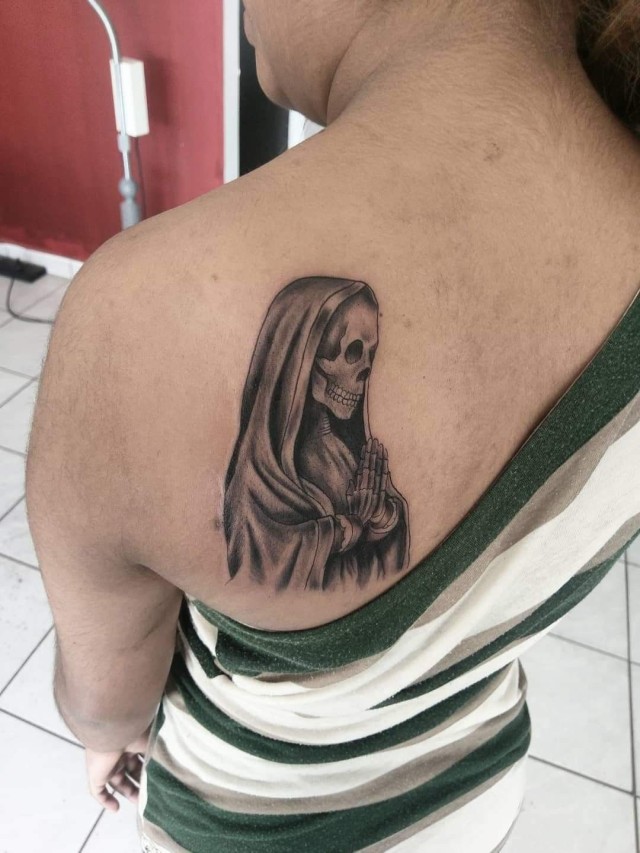 Álbumes 95+ Foto santa muerte sentada en su trono tatuaje Mirada tensa