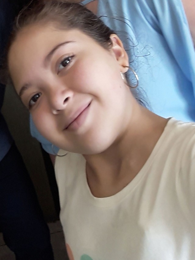 Arriba 98+ Foto selfie una niña de 13 años Mirada tensa