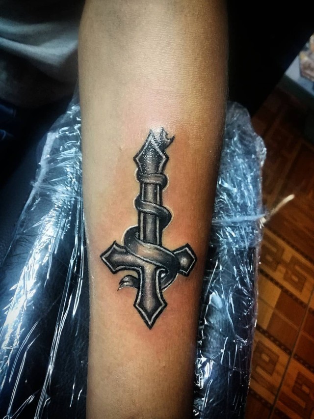 Álbumes 95+ Foto significado de la cruz invertida tatuaje Mirada tensa