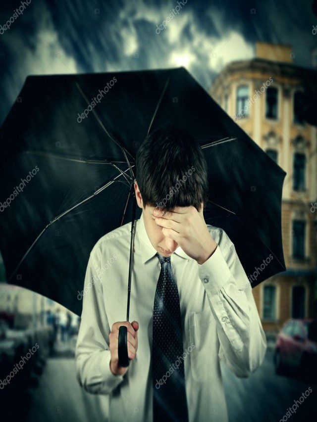 Arriba 99+ Foto solitario hombre triste bajo la lluvia Lleno