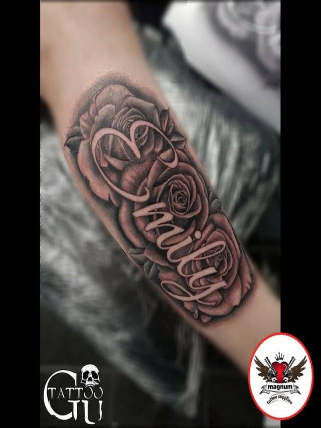 Arriba 94+ Foto tatuaje con el nombre de emily Mirada tensa