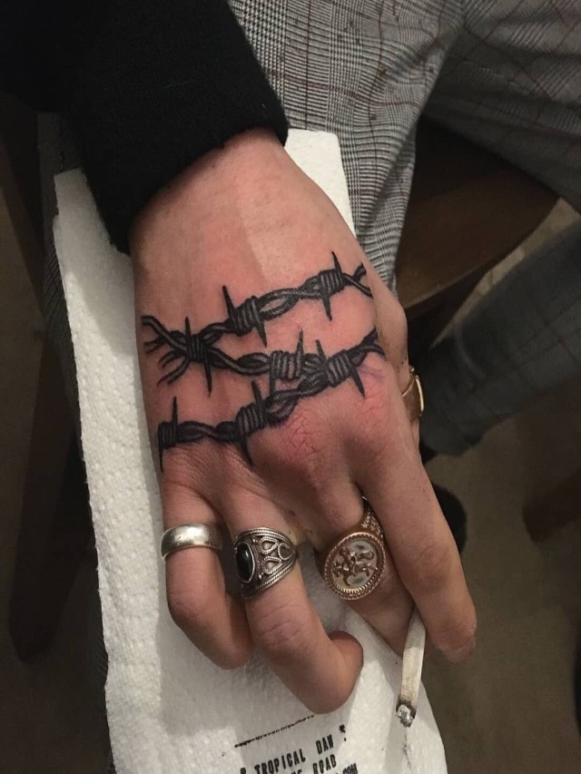 Lista 105+ Foto tatuaje de alambre de puas en la mano Mirada tensa