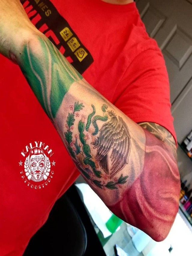 Sintético 92+ Foto tatuaje de bandera de mexico en el brazo Mirada tensa