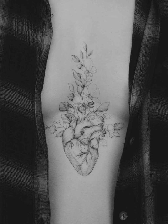 Arriba 95+ Foto tatuaje de corazon en medio de los senos Cena hermosa