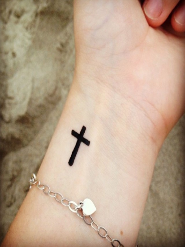 Lista 101+ Foto tatuaje de cruz en la muñeca con nombre Actualizar
