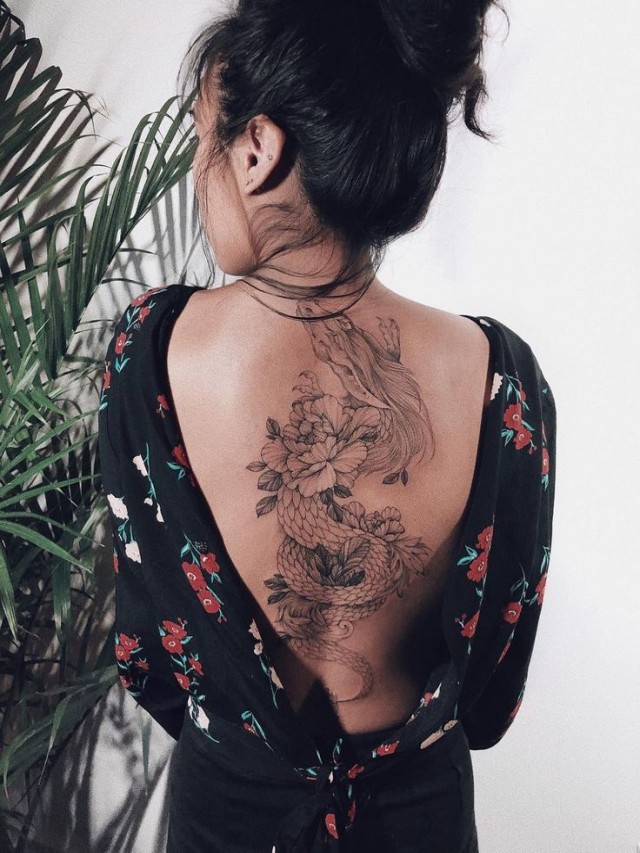 Lista 99+ Foto tatuaje de dragón en la espalda mujer Mirada tensa