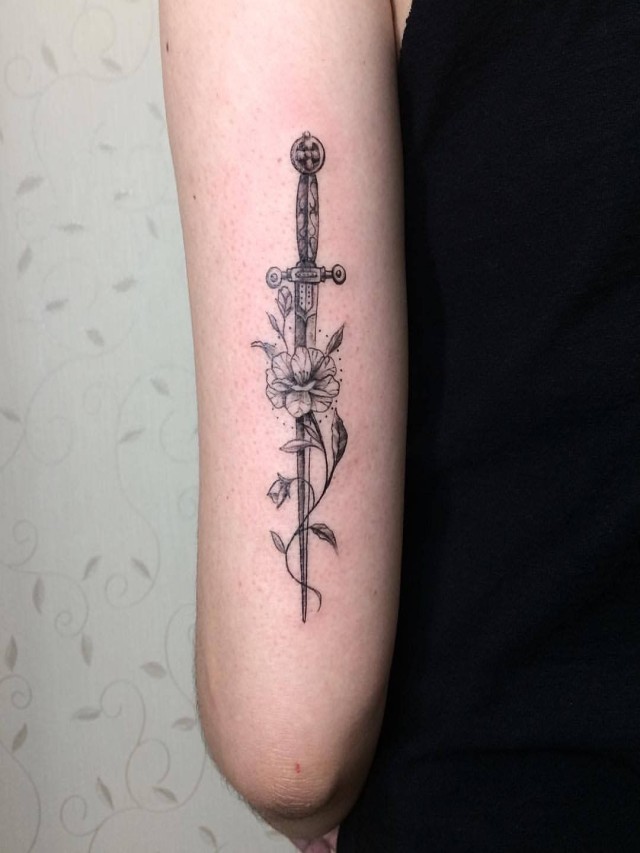 Lista 100+ Foto tatuaje de espada en el pecho Cena hermosa