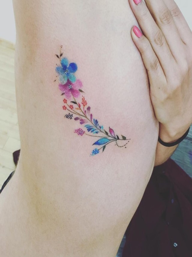 Sintético 101+ Foto tatuaje de flores en las costillas Actualizar