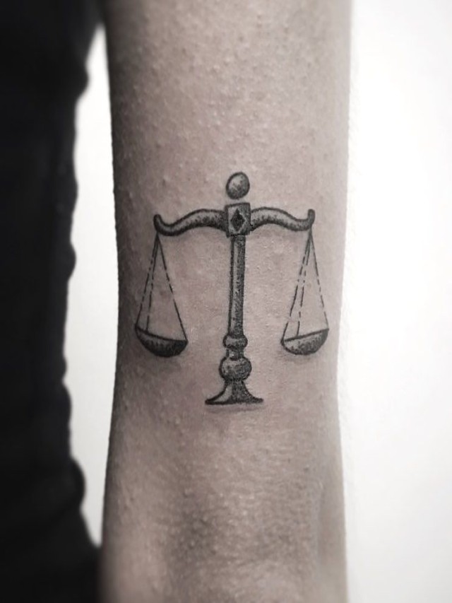 Lista 105+ Foto tatuaje de la balanza de la justicia Mirada tensa